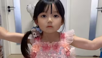 她锤人应该挺疼的吧？