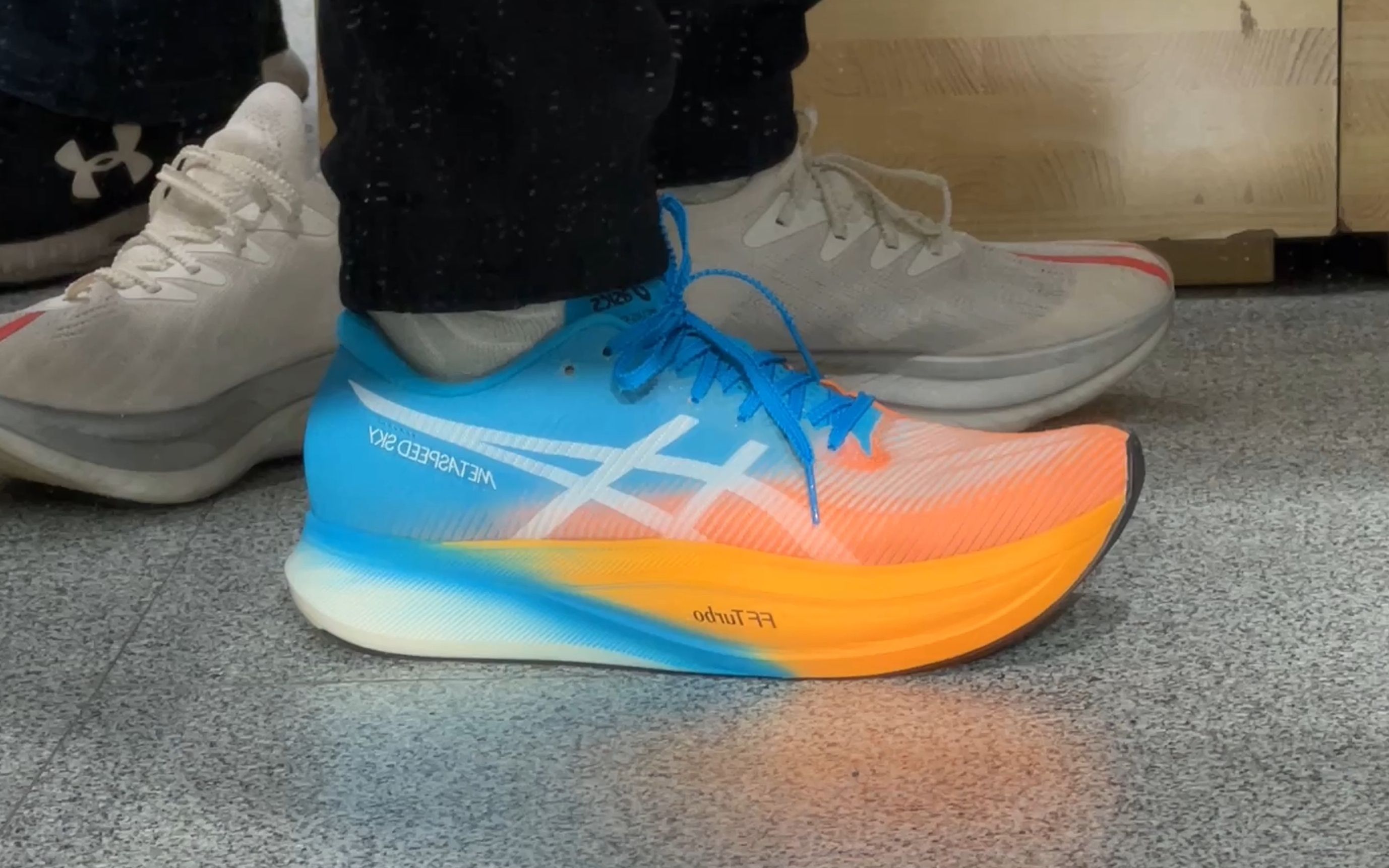 亚瑟士metaspeed sky 上脚效果