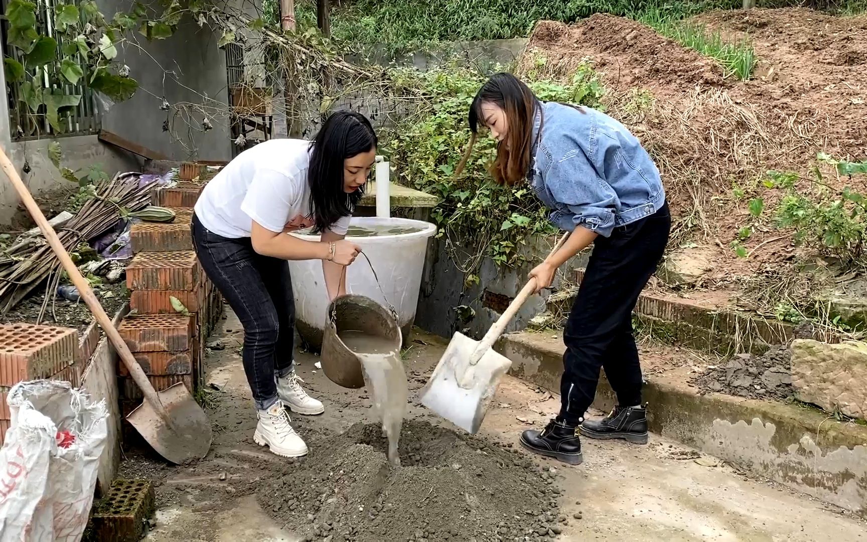 姐妹俩回农村自己动手一步步过上向住的生活