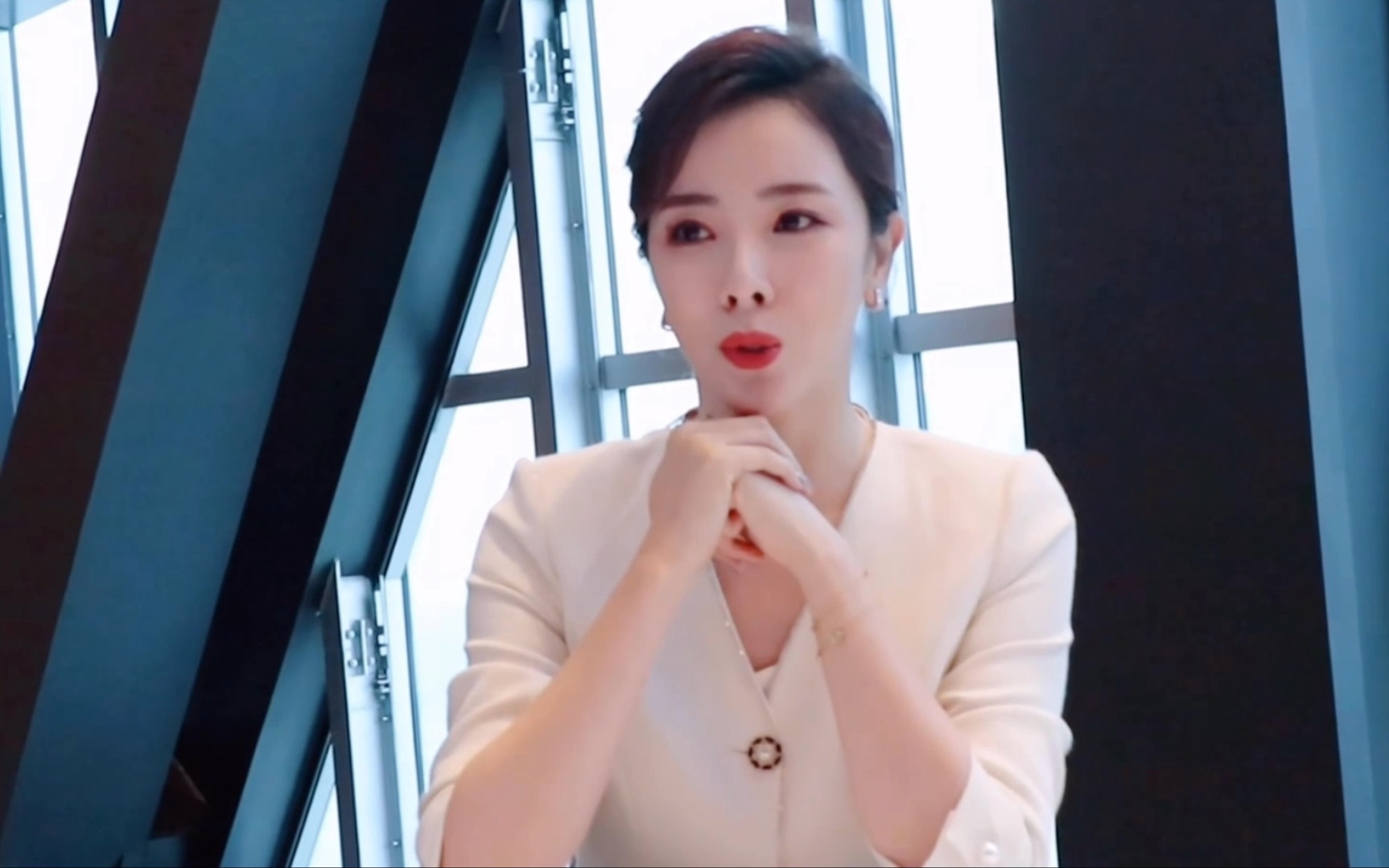 李思思离职40天主持3场商演引争议 网友"走下坡路"