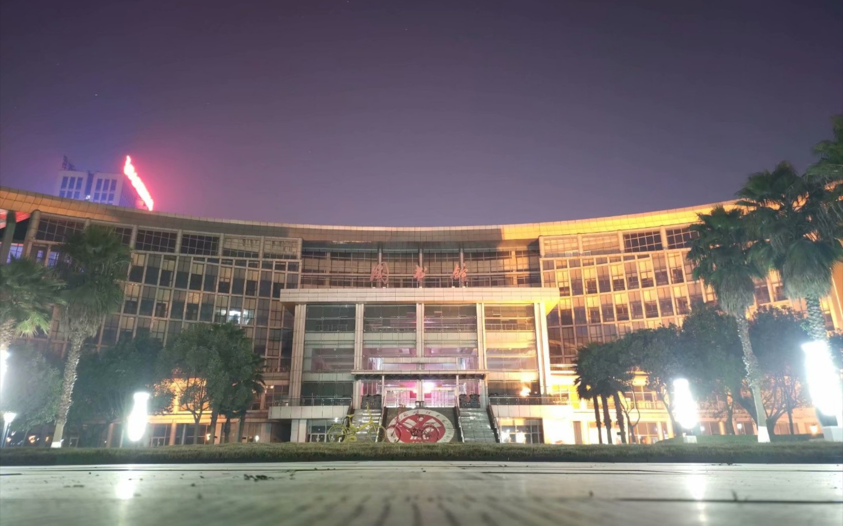 西南政法大学渝北校区差点一镜到底的好几镜到底
