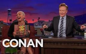 【生肉】柯南秀 科雷西ⷮŠ克莱门斯误读柯南的提词卡 CONAN on TBS哔哩哔哩bilibili