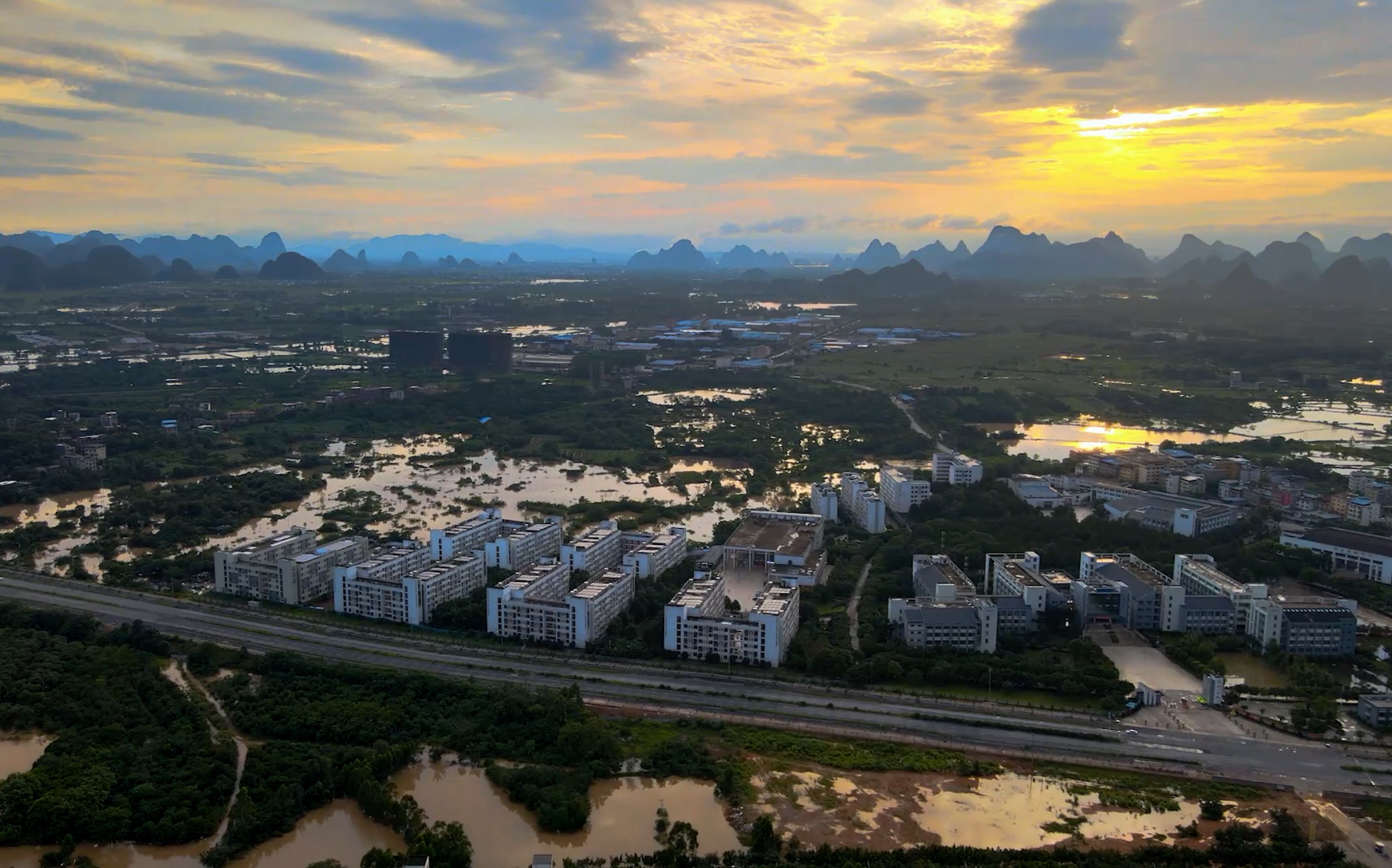 广西师范大学 漓江学院雨后航拍集锦