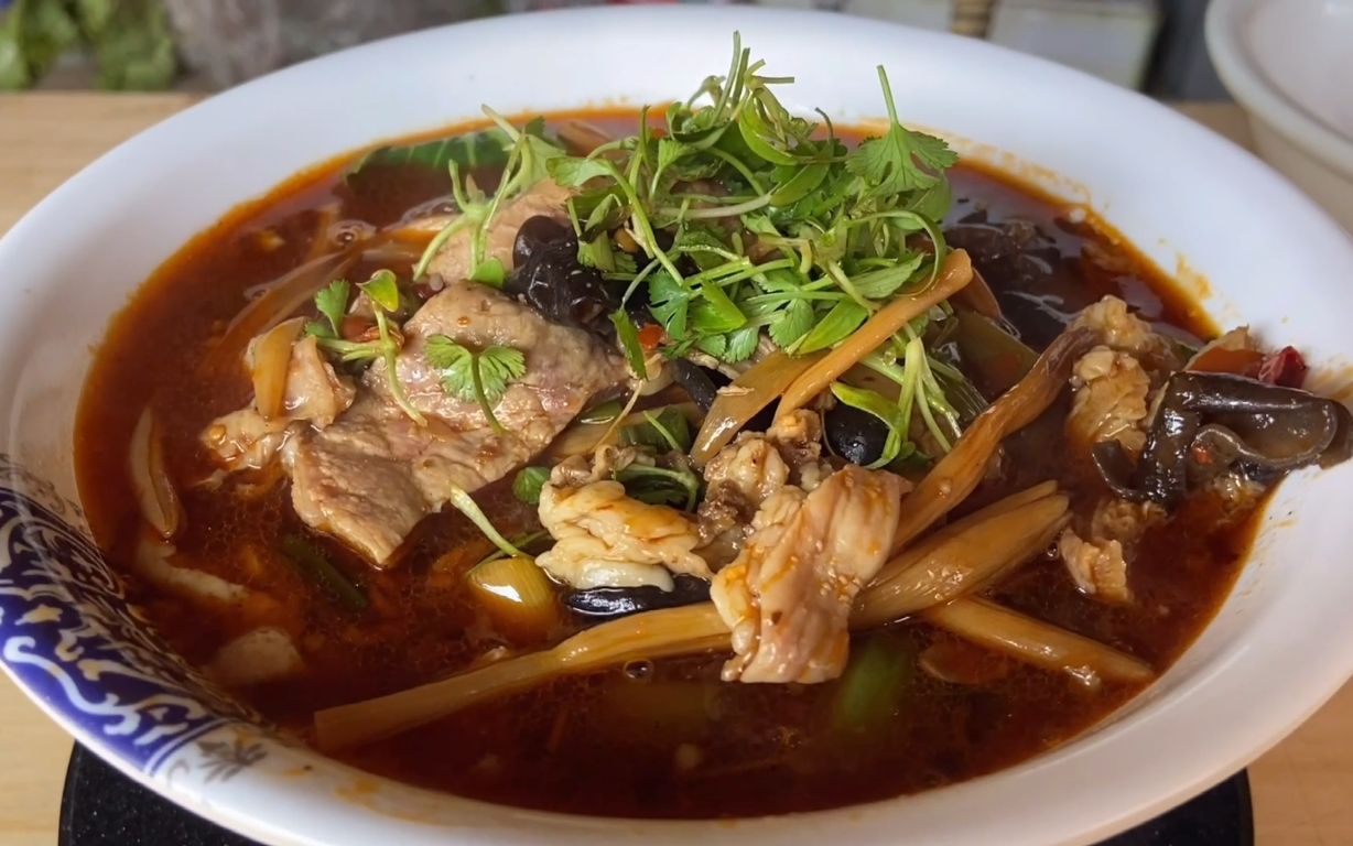 老赵做乡村美食牛盘肠方便面香辣可口味道绝了一锅不够吃