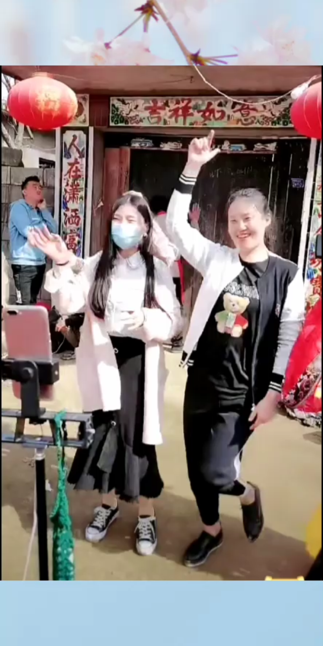 临沂市梁丘镇杨树行村拉面哥门口演唱会