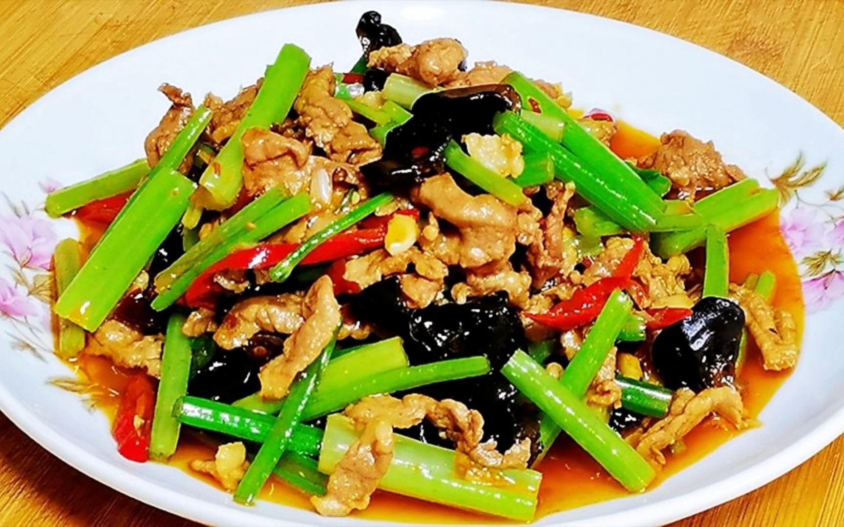 芹菜炒肉怎么做才好吃,掌握技巧,嫩滑入味鲜香下饭,家人都喜欢_哔哩