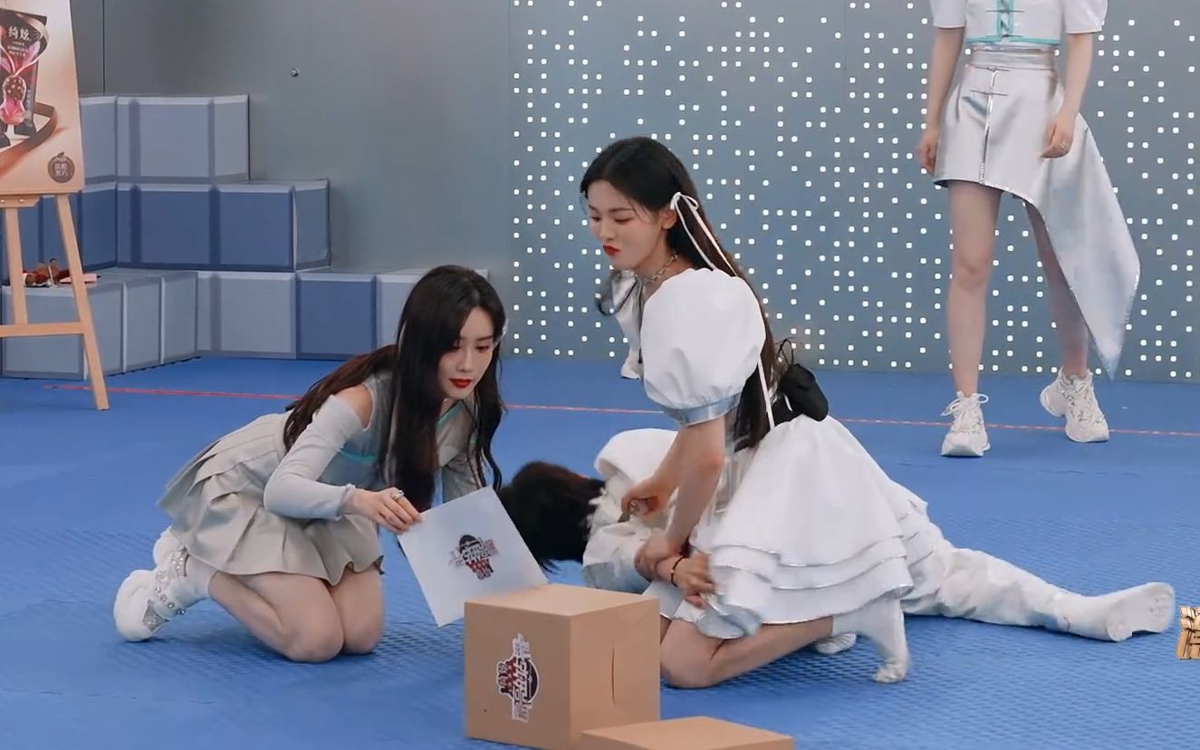 【漂亮的战斗】第8期预告:杨超越擒拿摔翻王濛 和张雨绮劈叉比腿长