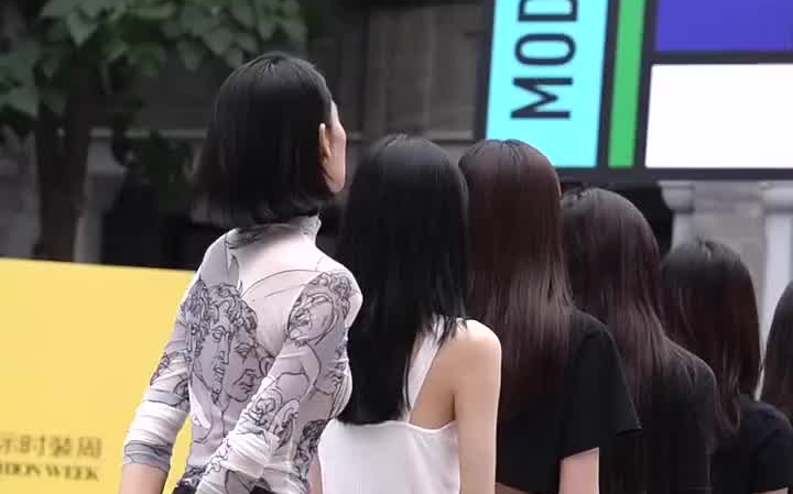 秀展深圳原创设计时装周罗拉秘密模特杨皓然男走女装