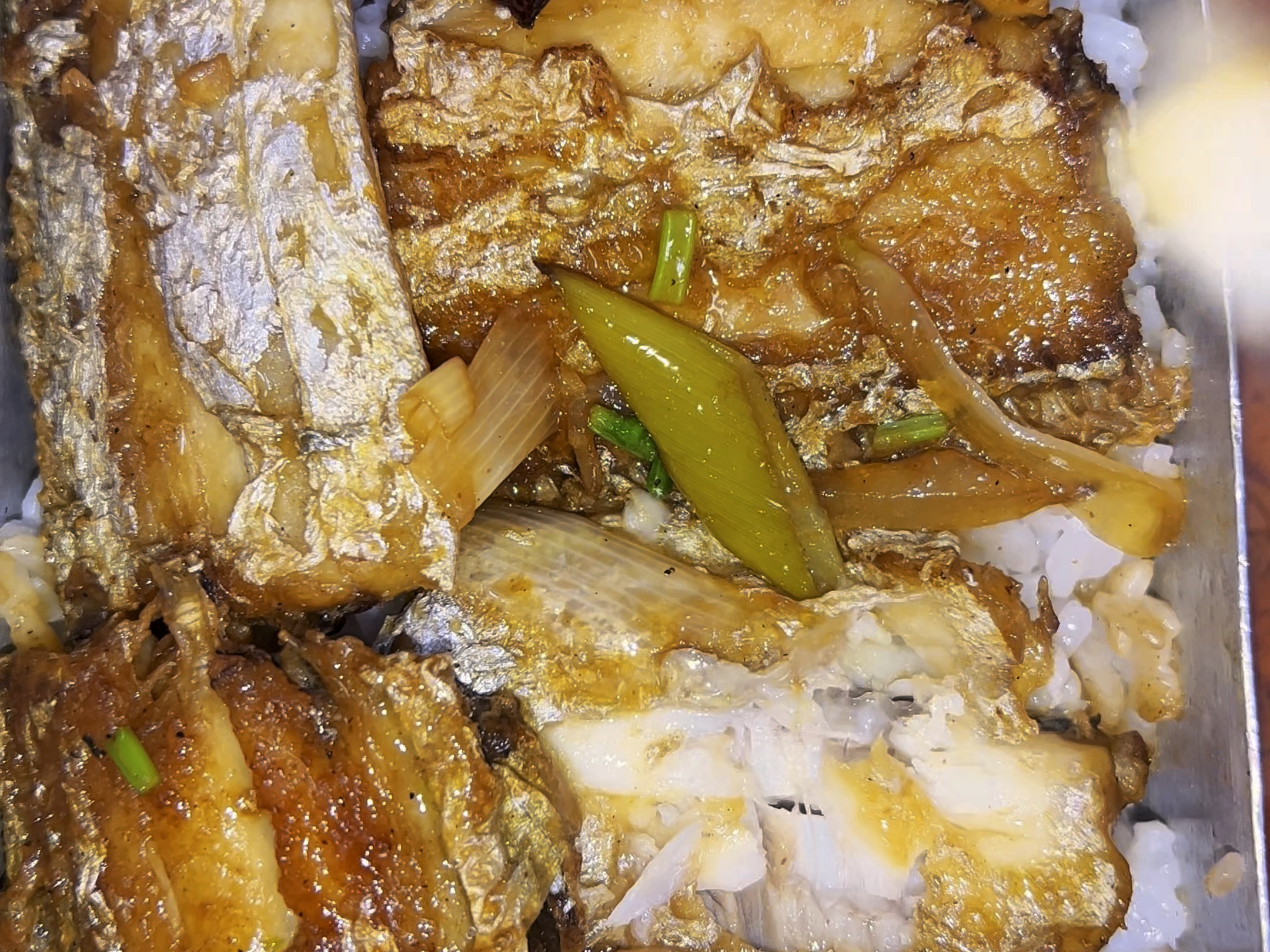 家炖刀鱼,卤鸡肝,从小我就爱吃鱼汤泡饭,油乎乎的,太好吃了#8090回忆