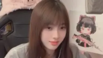 她好像以为自己这车倒的很帅，这个得意的小表情真的好可爱