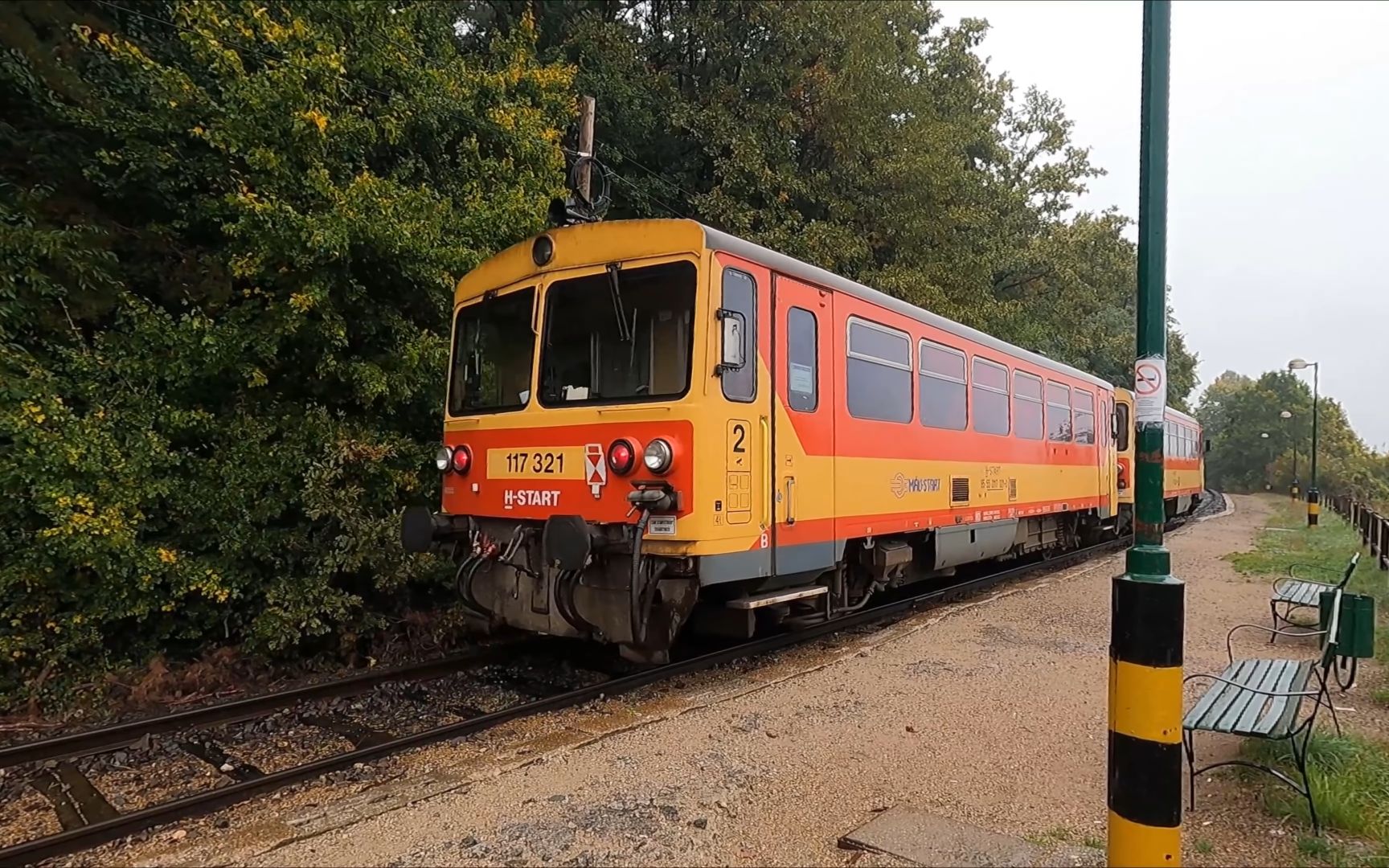 只有两节车厢的匈牙利小火车,最高时速80公里,票价只要8块钱