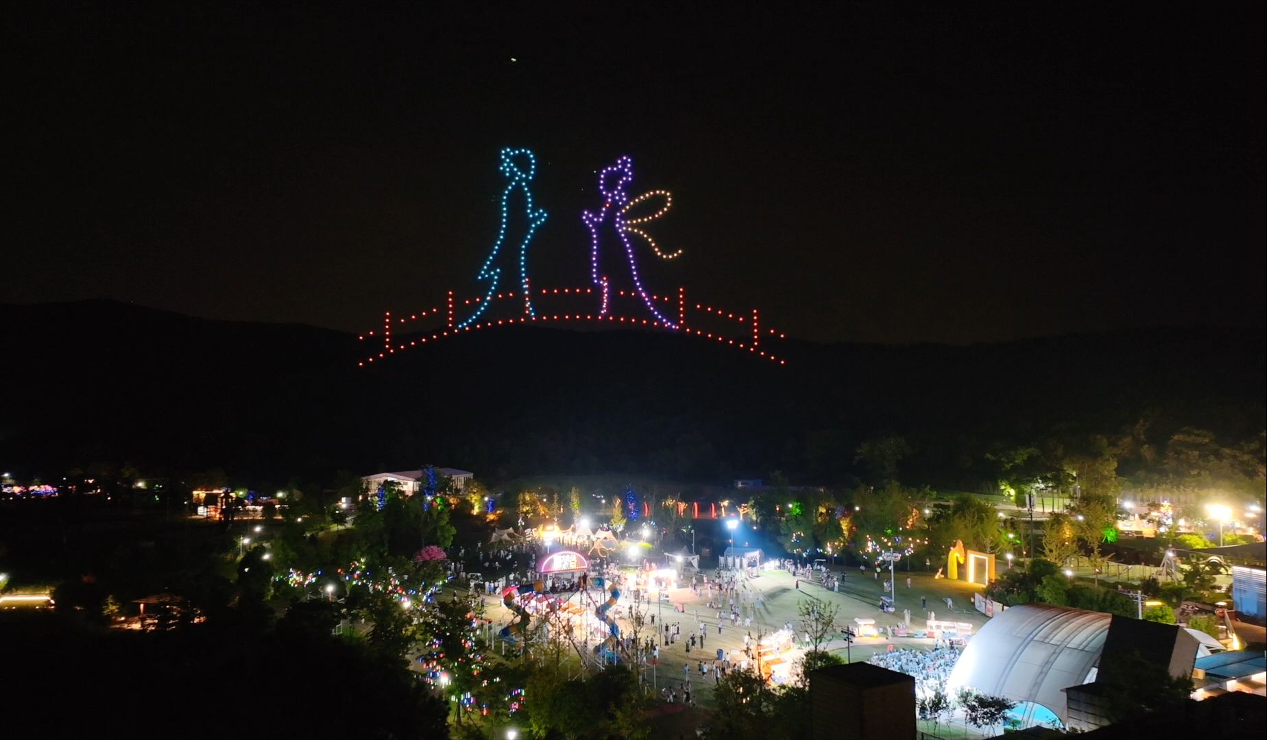 无人机舞动夜空,遇见绚烂夏日烟花,见证绝美求婚现场,爱在这一刻无比