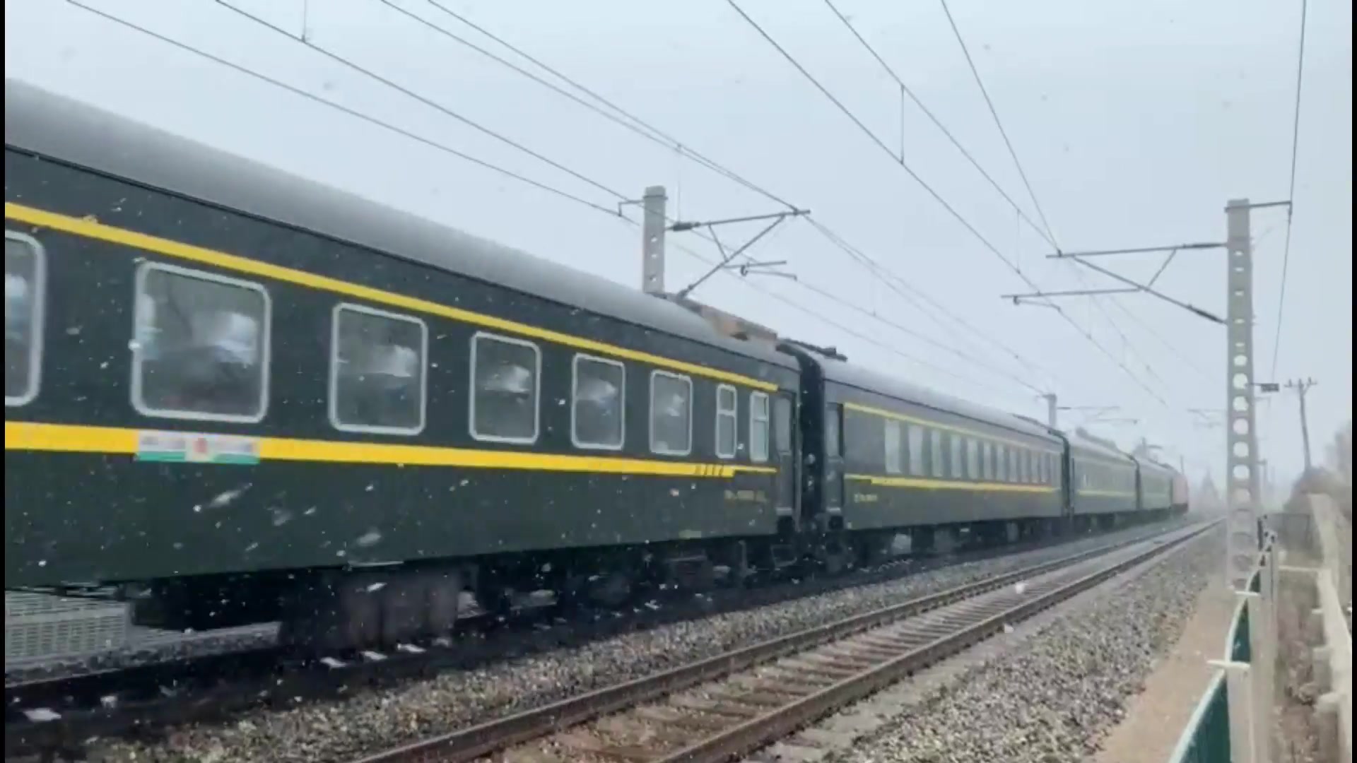 迎着滨州铁路的初雪,旅客列车k1301北京至满洲里通过扎兰屯_哔哩哔哩
