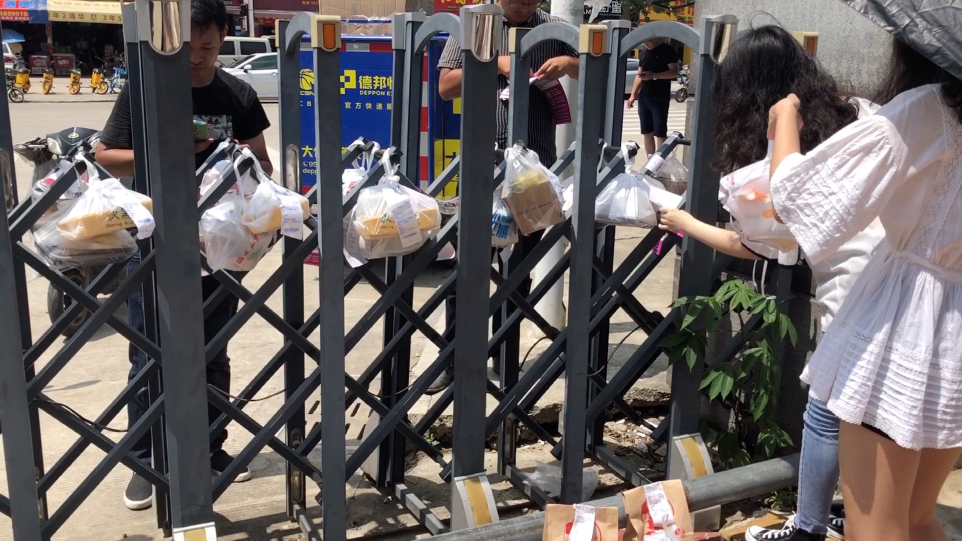 当代大学生封校拿外卖日常