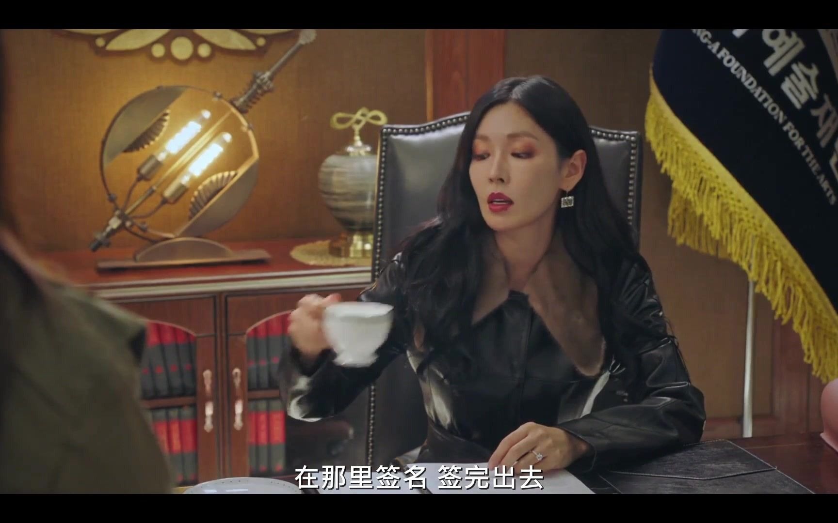 韩剧顶楼千瑞珍要求闵雪雅签名放弃青雅艺高的入学闵雪雅不同意用千瑞