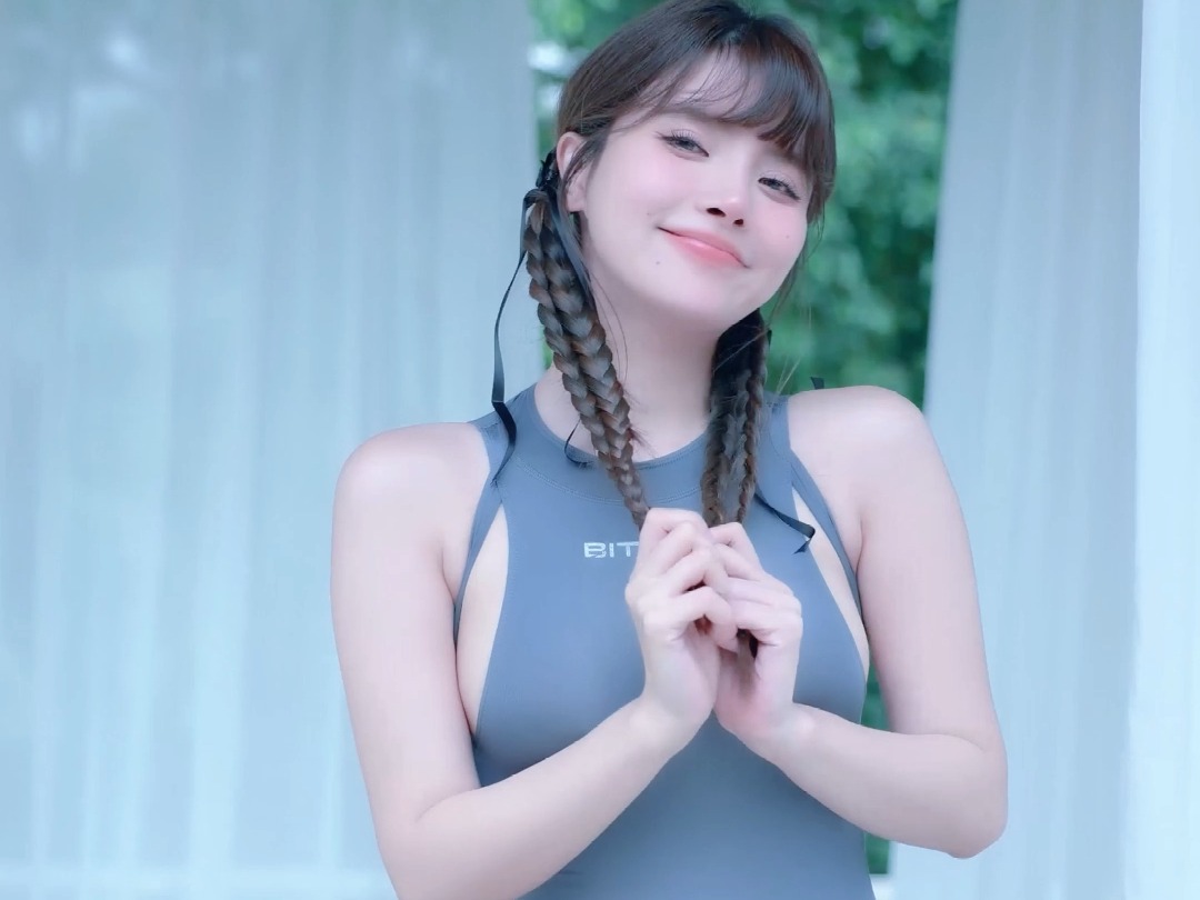 美女模特泳衣拍摄