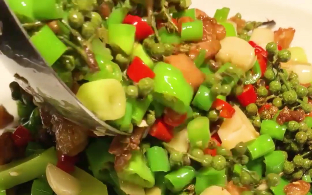 今天教大家一道重庆特色菜,花椒鸡!