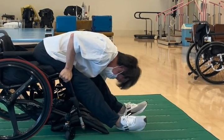日本胸7截瘫帅哥复健效果