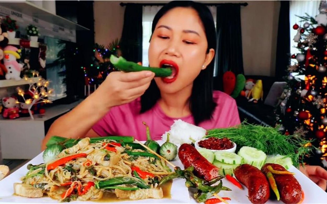 泰国吃货"g姐"泰国家常菜:五花肉竹笋,香肠和新鲜蔬菜!