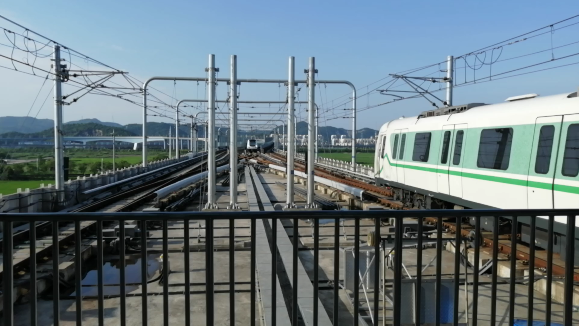 【宁波地铁】4号线04001编组(永磁试验车)官山河站出站