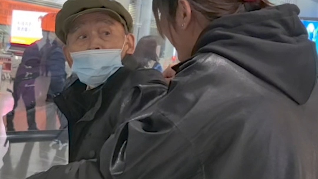 88岁爷爷在机场接孙女几度认不出，相拥大哭的一刻让人瞬间泪崩......