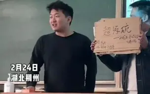 Скачать видео: 男生电脑被偷用纸壳做PPT：手动翻页，还带转场特效。同学：整体效果不错！