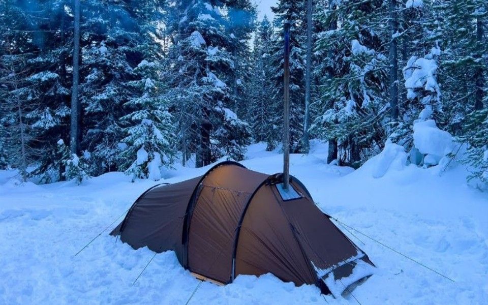 零下7℃的冰雪丛林,仅靠一顶热帐篷过夜,外面寒冷里面暖如春天