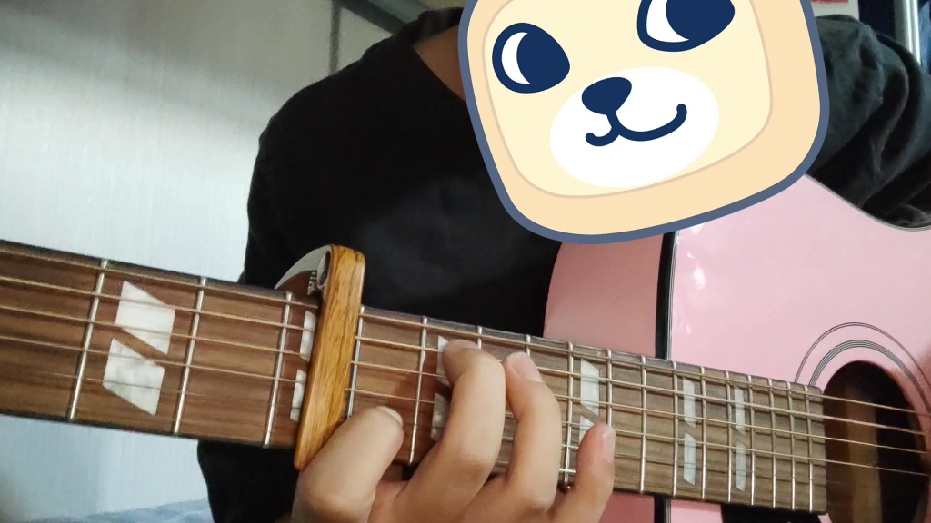 无头up新学的ex bitch,用杰伦同款外观粉色吉他弹一下~~~_哔哩哔哩