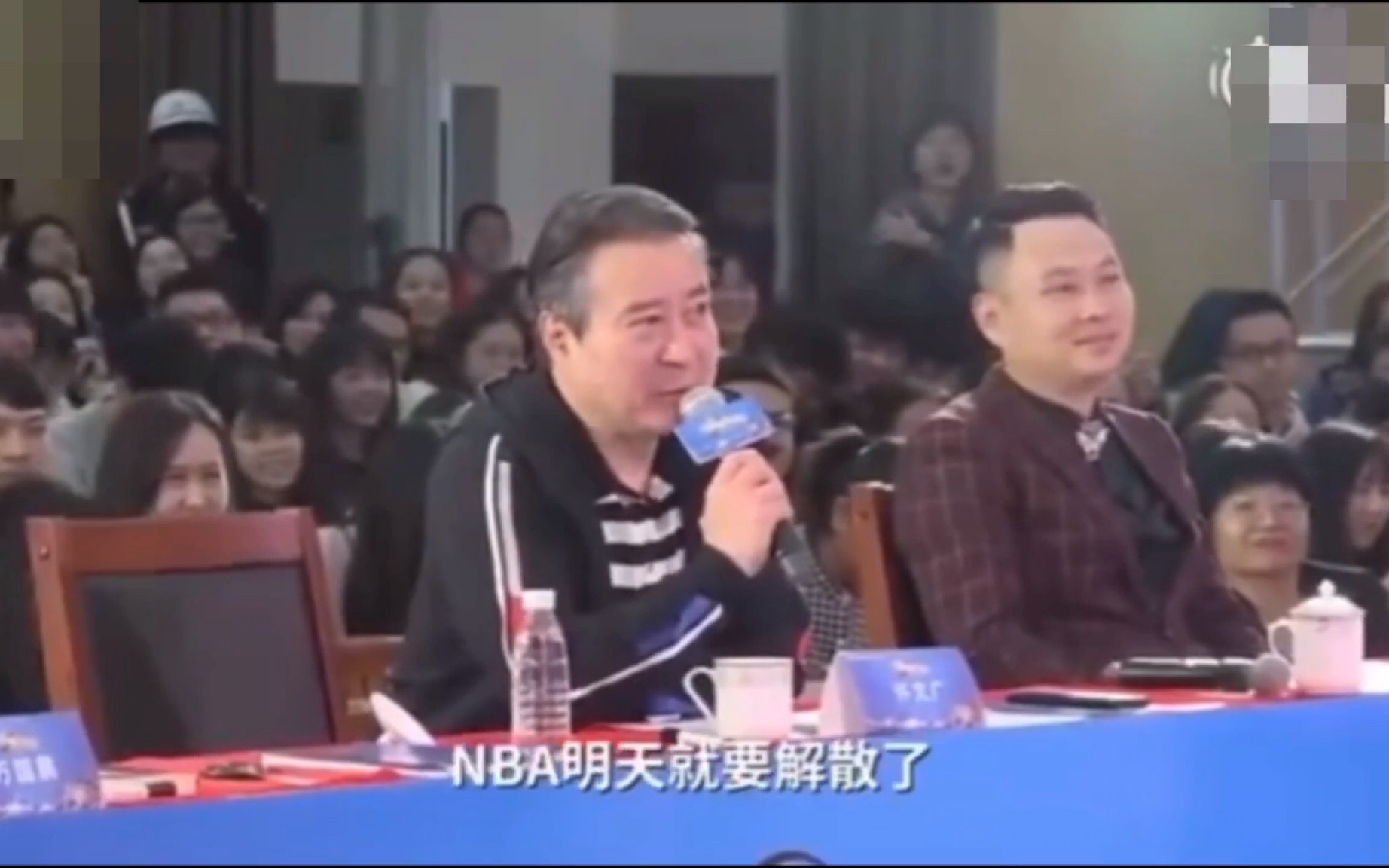 [图]选手模仿蔡徐坤打篮球，评委:NBA像你这么打，明天就要解散了。