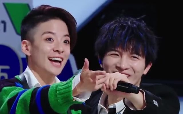 《创造营2021》刘逸云教韩佩泉舞台动作,周深变麦架