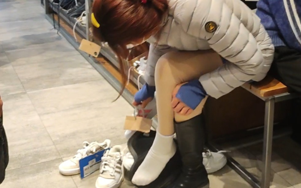 白袜小姐姐商场试鞋1