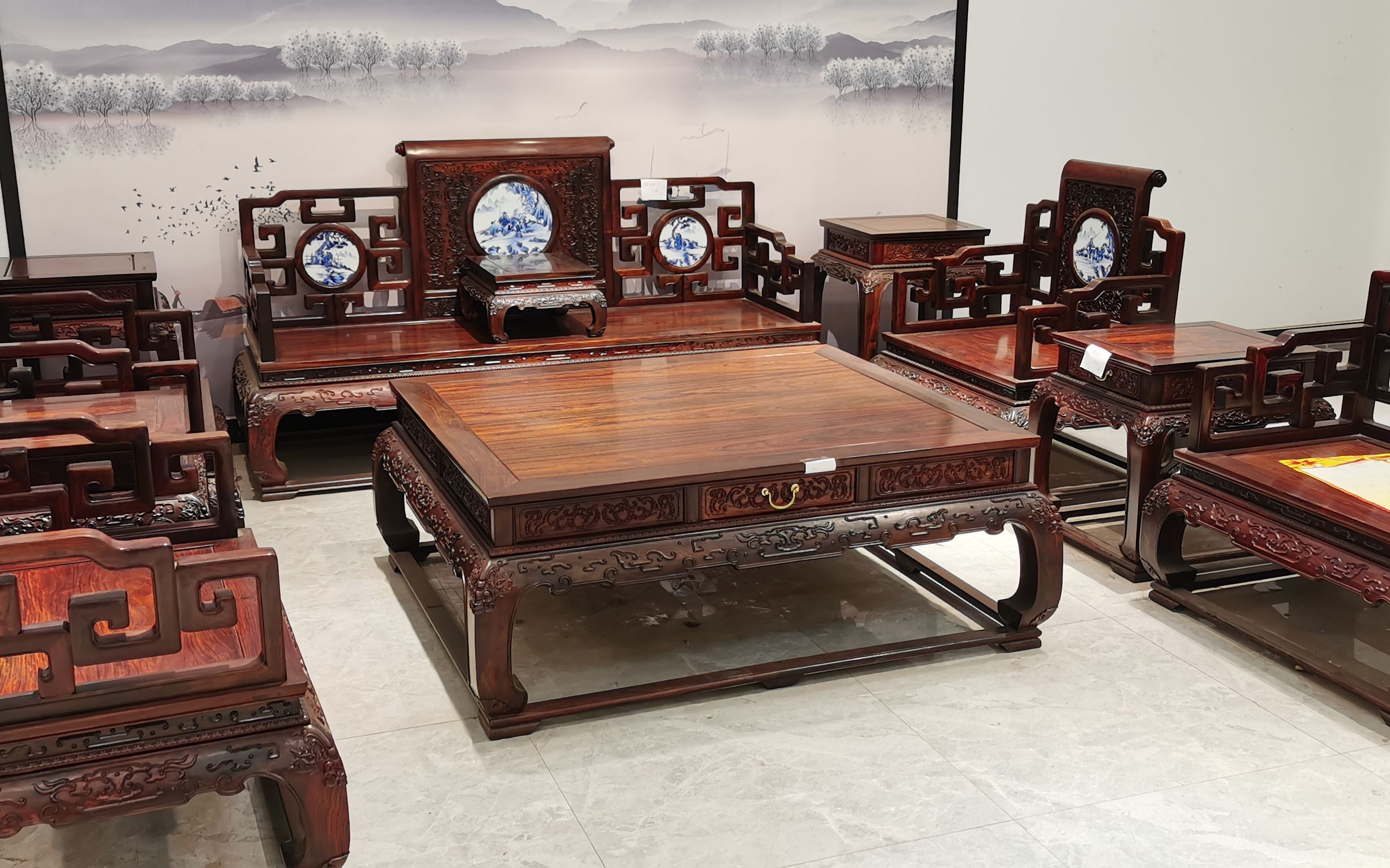 臻匠红木家具鉴赏:绒毛黄檀青花瓷123沙发