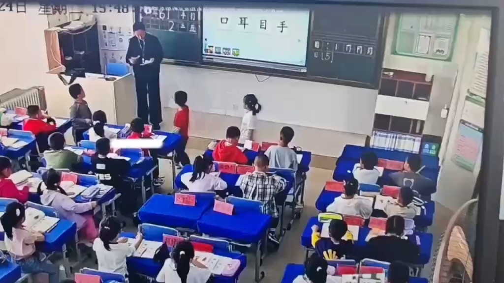 29日,赤峰一小学老师将作业扔学生脸上并扇耳光,公安已介入,涉事老师