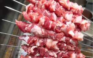 Descargar video: 烧烤店的特色菜品原味羊肉串