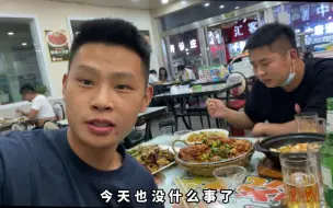 Télécharger la video: 03年男孩摆摊记，今天刮台风不出摊难得休息一天