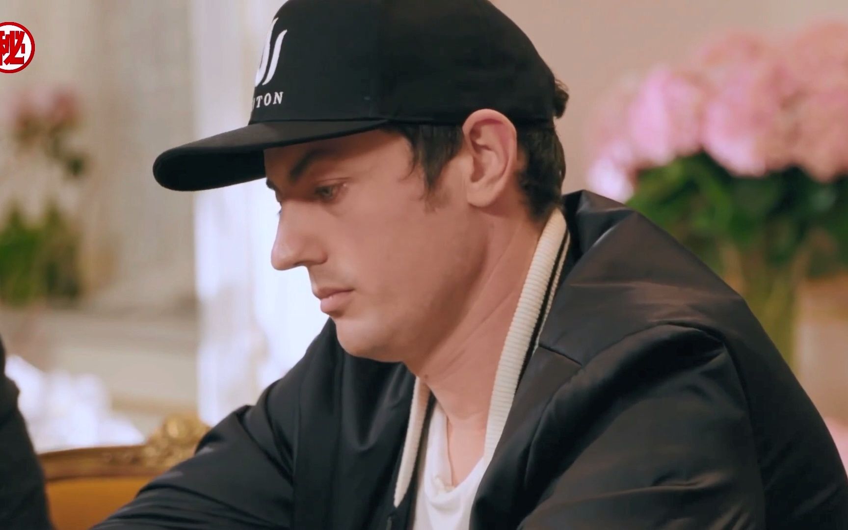 【德州扑克 】毒王哥问了个问题 看到谭轩的反应后解说哈哈大笑