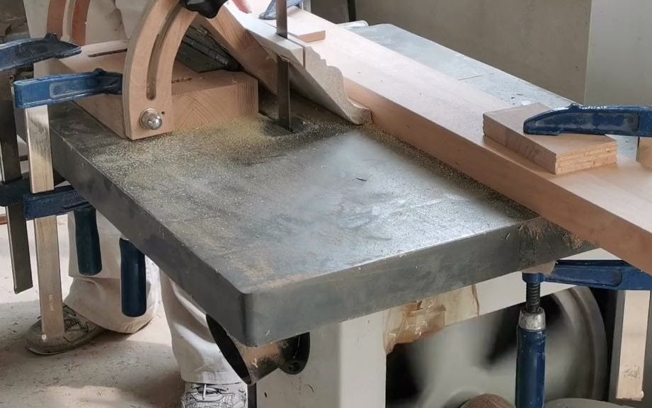 顶角线线型遗漏多余部分,带锯加可调角度靠山轻松锯割,接前视频