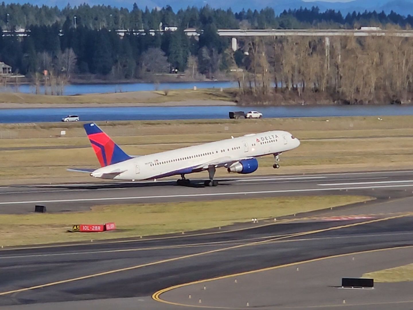 达美航空公司波音757-232起飞