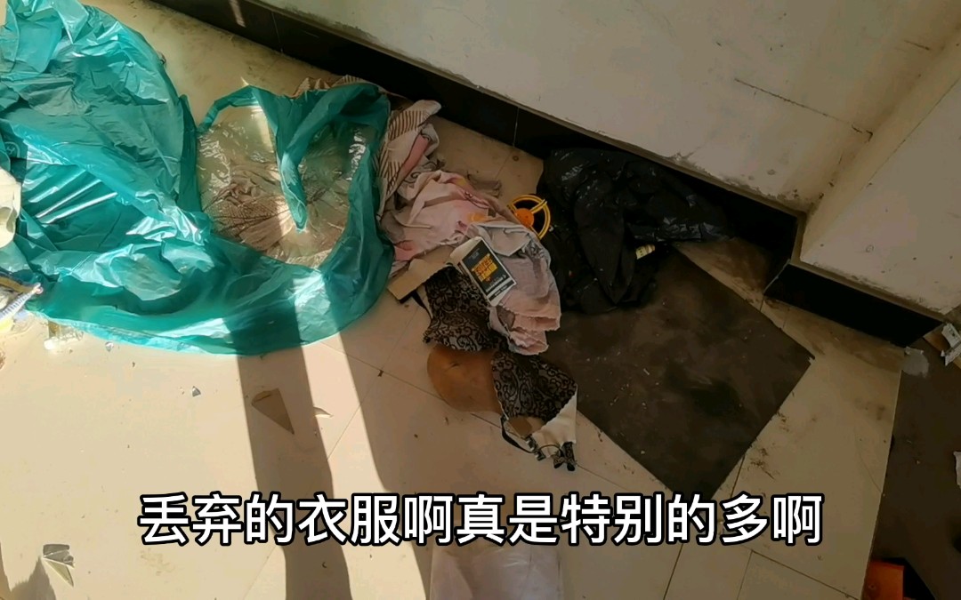 继续探秘拆迁房里面遗留了大量衣物和私人物品带大家看看还在里面有