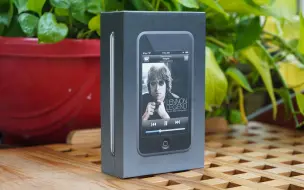 Скачать видео: 「落落」13年前约翰列侬当封面的iPod touch第一代