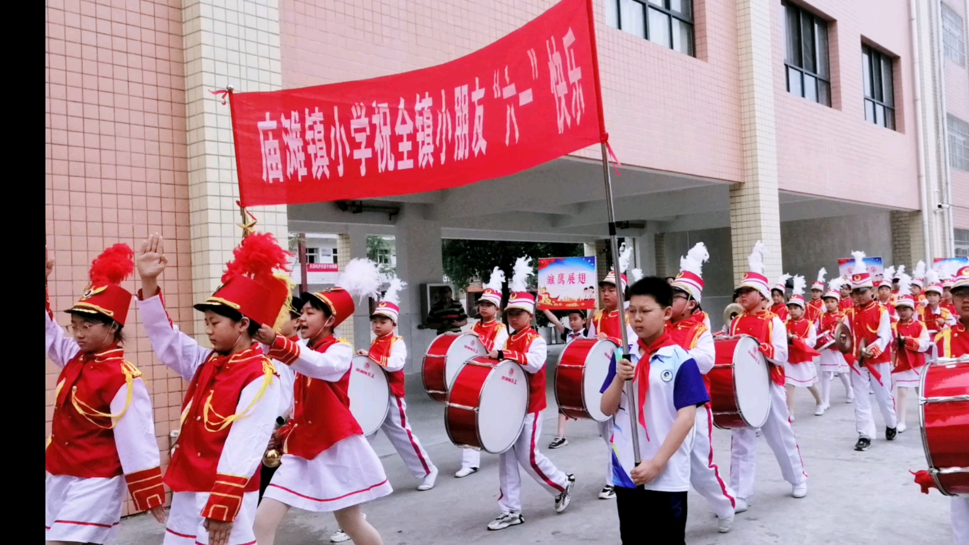 [图]喜迎二十大 童心向未来 庙滩镇小学六一儿童节鼓号队展演