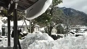 屋顶除雪实录：看着就很治愈！