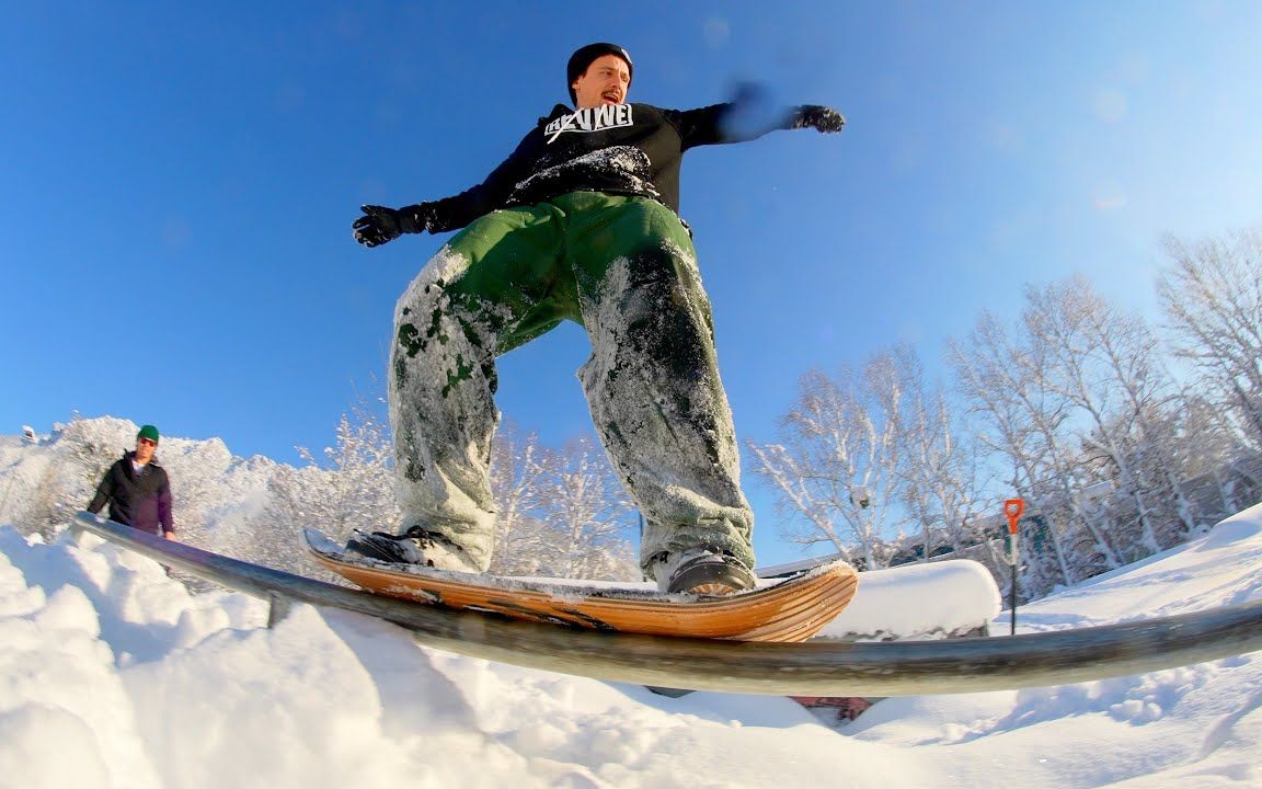 【三骨木反顽童】jonny giger老师今天要用滑板在雪地上玩耍!