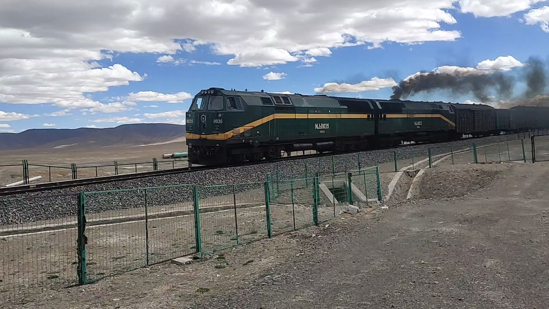 青藏线nj2双联驶过昆仑山口