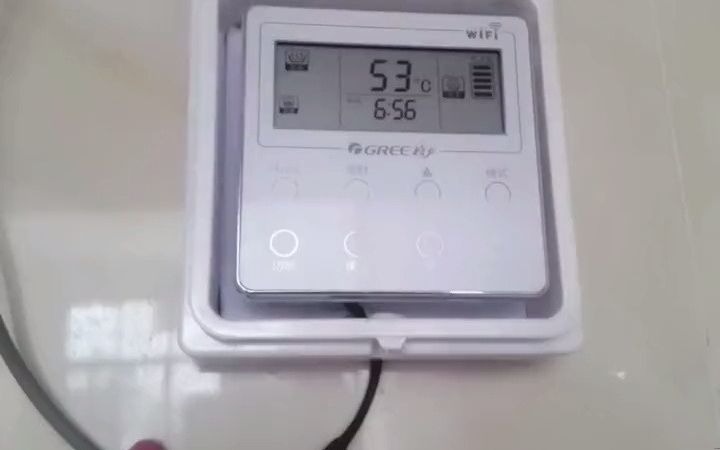 136_格力空气能热水器安装在顶楼,表上显示保温状态