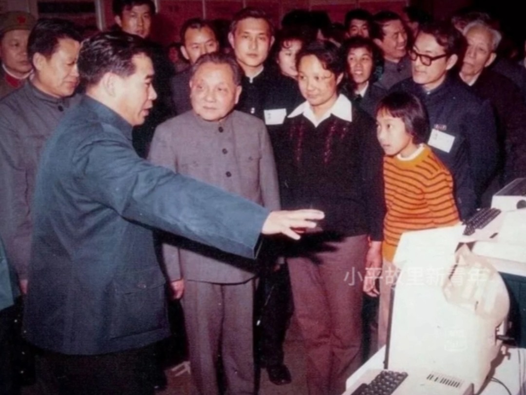 【邓小平120个瞬间(78)】1984年2月16日,80岁高龄的邓小平在上海展览中心参观微电子技术及其应用汇报展览.哔哩哔哩bilibili