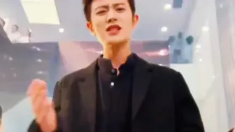 #任嘉伦 穿梭在人群中，真的是飘逸帅气的不得了