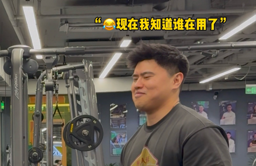 当你看到有女孩拿起最小的那对哑铃..