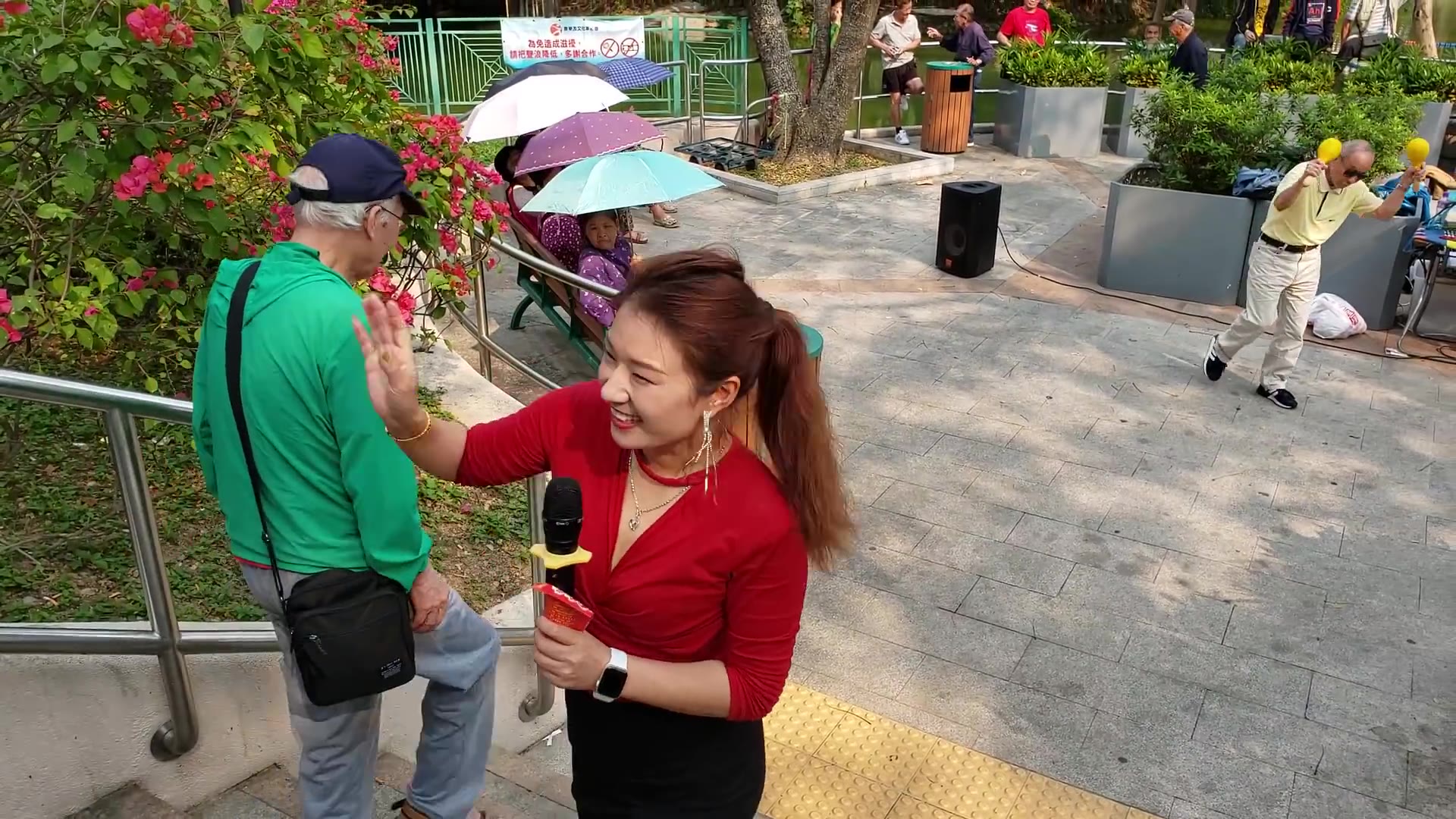 街头艺人三公主妙妙演唱《我的老家在农村》,真是太好听了