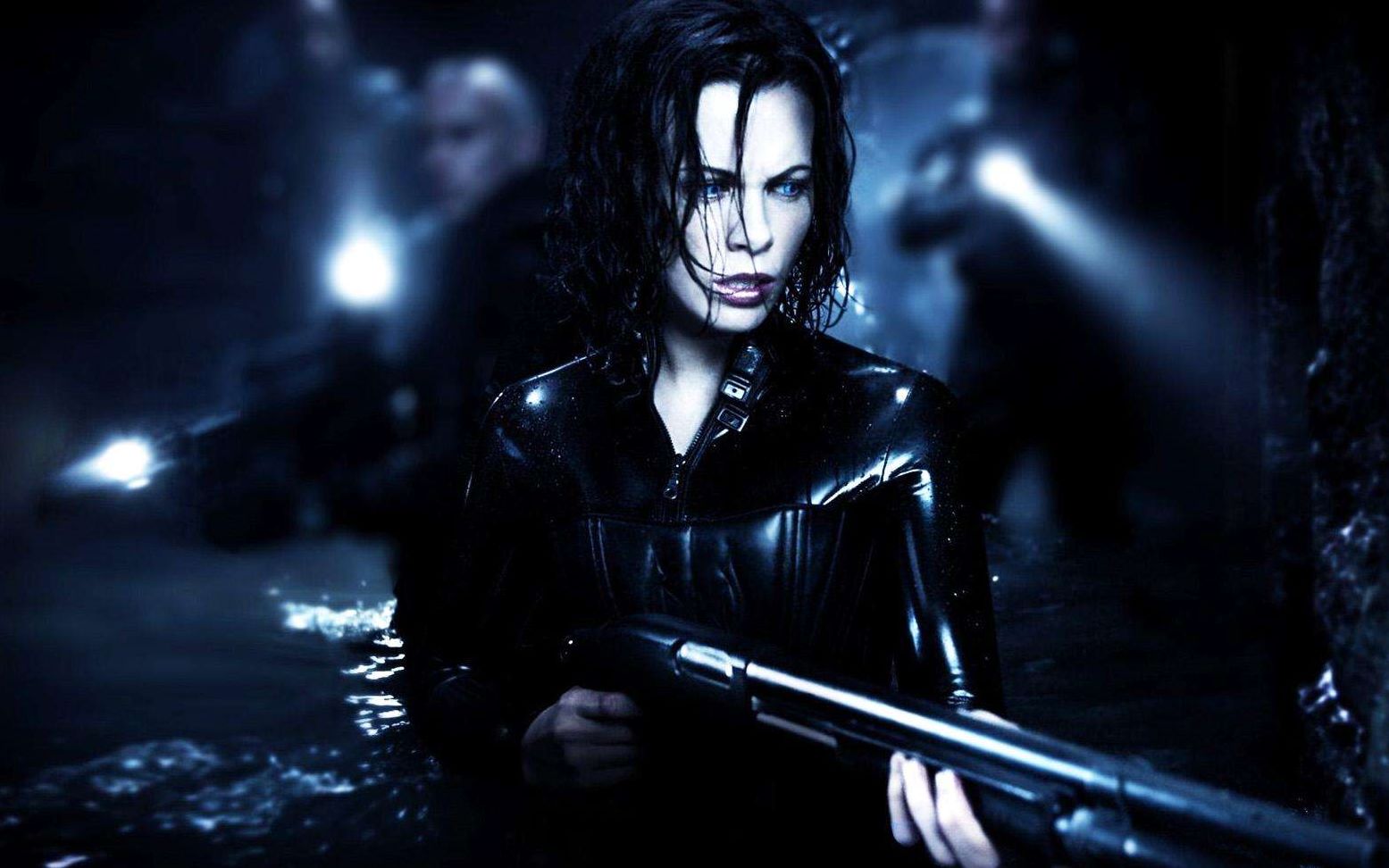 没想到电影珍珠港的女主拿起枪,也可以这么酷